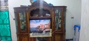 معرض كبير الى حماض الغراض الزائده ويوجد مكان تلفزون