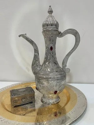ابريق مطلي فضة استعمال خفيف جداً نظيف جداً دو طابع كلاسيكي وشعبي عريق