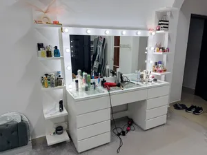 تسريحة مع الأرفف والإنارة