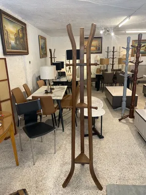 علاقة/ شماعة ملابس ستاند خشبية فاخرة بحجم كبير (ارتفاع 180 سم) - تصميم ملكي شامل التوصيل 70  دينار