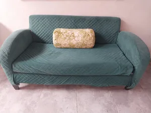 كنبه سرير لون أخضر استعمال نضيف
