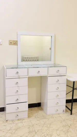 ميز مرايا بناتي