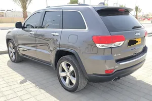 جيب جراند شروكي خليجي وكالة عمان رقم واحد لمتد جميع الكماليات بحالة ممتازة جدا جدا