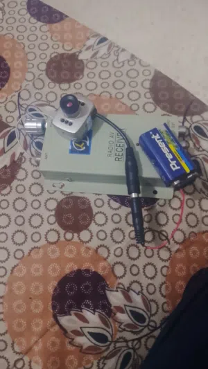 كمره صغيره صوت وصوره علا البطاريه وتنشبك علاشاشه