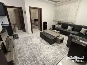استوديو مفروش امام البوابة الشمالية الجامعة الاردنية غرفتين نوم ومجلس ومطبخ وحمام