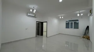 شقة للإيجار في المعبيلة الجنوبية و بالقرب من الشّارع السّريع مباشرةً (قابل للتّفاوض)