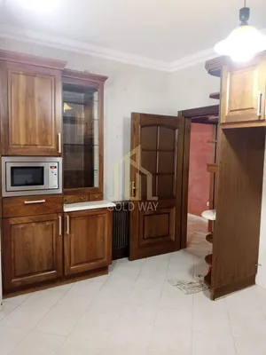 خلف البنك العربي في أجمل مناطق الرابية شقة طابق اول 200م /ref 1512