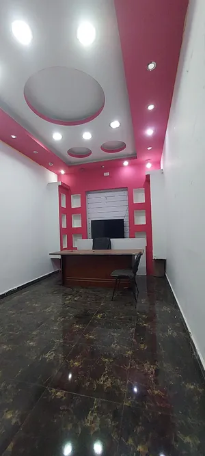 محل للإيجار في البركه على الرئيسي مباشرة وسط السنتر جاهز ب باب زجاج و سقف معلق و إضاءات و مكيف