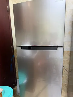 لبيع ثلاجة استخدام قليل و نظيف جدا