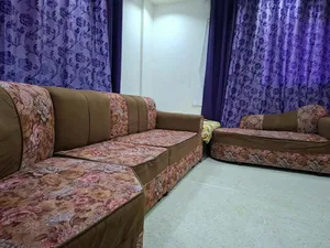 طقم كنب كورنر بسعر50 دينار  التواصل عبر الواتس اب وقابل للتفاوض عدد الكنب (5)بحجم كبير بسعر50 دينار