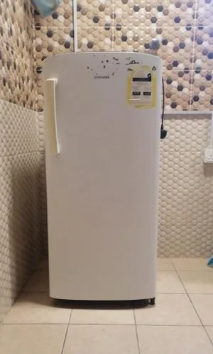 ثلاجة وطقم جلوس