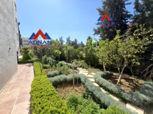 ارقى مناطق الشميساني شقة طابقية ارضية للبيع  مساحة 355 متر مع حديقة 500 متر بسعر 293 ألف دينار