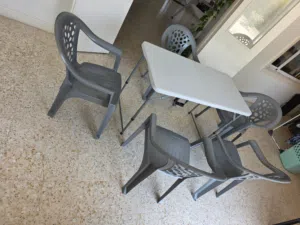 Folding Table with 5 Chairs – Excellent Condition