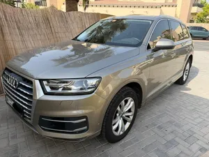 Audi Q7 4.0 TFSI Quattro 2017  GCC Specs  7 Seater  Single Owner  No Accidents