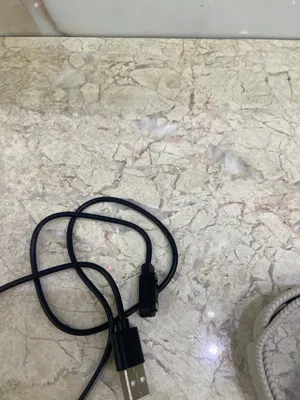 ساعه ذكيه وفيها مواصفات جميله