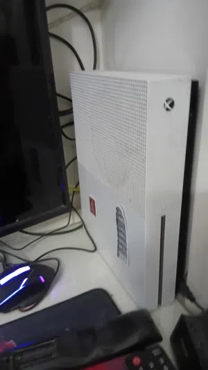 xbox one s w 1tb with 2 controllers and 7 games (without box)