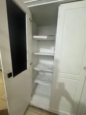 دولاب استعمال نضيف جداً وكبير وحالته ممتازه طول مترين وعرض تلاته متر  بيعه سريعه وقابل للتفاوض