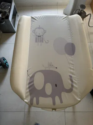 ستاند بانيو  مع قاعدة غيار من الجلد المبطن Bathtub with changing station