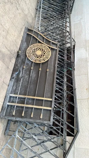 ثلاث بوابات مدخل منزل في حالة ممتازة مع دربزين حديد صب ثقيل مع زينه طبب نحاس تقريبا 30 متر في حالة ا
