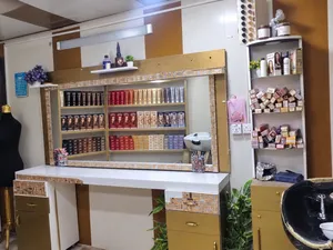 مراية مع ميز وخانات مع باترينا