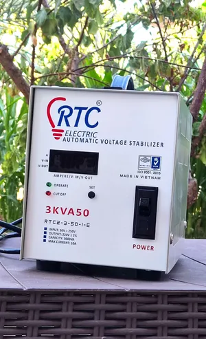 منظم كهرباء RTC فيتنامي أصلي 3KVA لفة نحاس – شبه جديد بالباكو يرفع وينظم الكهرباء من 50 الي 220 فولت