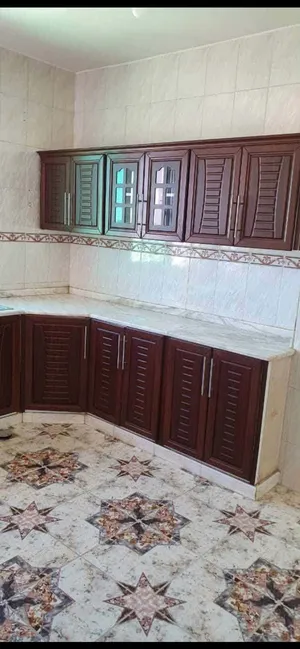 شقة للبيع اربد اشارة النسيم عند مسجد عبد الله الحمود غرفة ضيوف + 2 حمام صالون غرفتين نوم  مطبخ راكب