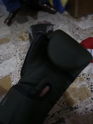 جف ملاكمه مستخدم بس 20 يوم سعره 23 ويا هديه العنوان بغداد حي العامل