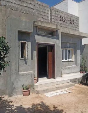 بيت للبيع عين زارة خلف جامع شيخان
