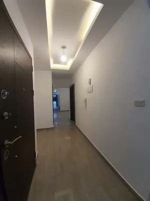 شقه فاخره للإيجار3نوم مع الماستر3حمامات صاله صالون مطبخ بلكونه عدد2 تدفئه مركزيه غاز زجاج مزدوج الخ.