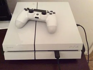 Ps4 للبيع معاه 3ايادي تحكم