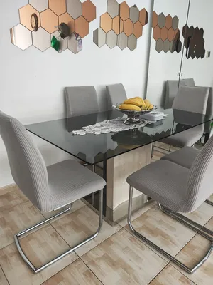 طاولة زجاجية مع ست كراسي