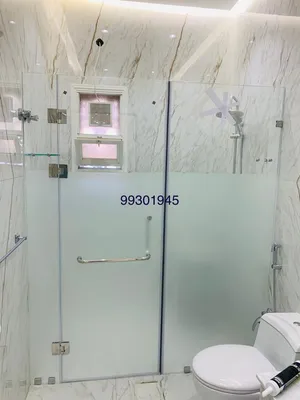 فني تركيب جميع انواع الزجاج والمرايا
