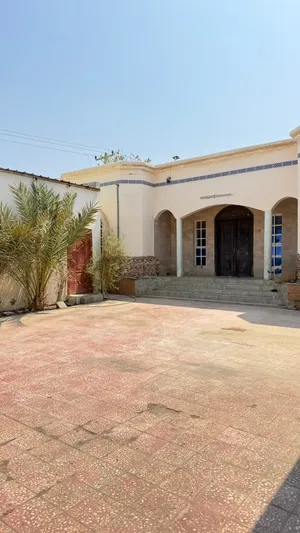 للبيع منزل مع ملحق في المعبيله الجنوبيه كورنر بالقرب من سوق بن راشد و نستو هايبر ماركت