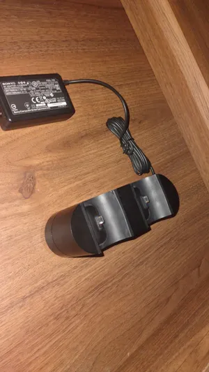 قاعدة شحن أصلية من سوني مخصصة لشحن وحدات تحكم ألعاب بلاي ستيشن 4 (Sony DualShock 4 Charging Station)