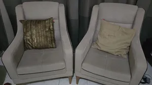 طقم مكون من كرسيين مفردين متناسقين (armchairs) بحالة ممتازة ونظيفة ومريحة