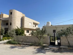 نمرتين ارض مع عمارة سكنية للبيع