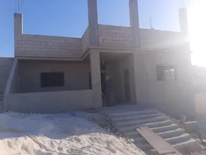 منزل للبيع مساحه 180مترمكون من ثلاث غرف نو وحده ماستر مطبخ نظام أمريكي عرفة ضيوف 6*4 متر حمام عائلي.