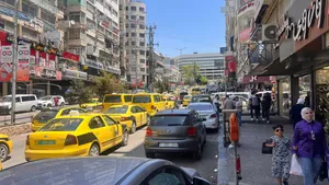 محل تجاري على الشارع 27 متر ، بالإضافة إلى طابقين اسفل المحل، كل طابق 110 متر مربع موصولة ببعضها