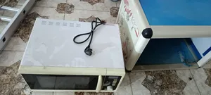 مايكرويف مستعمل نظيف مع قاعدته نعم