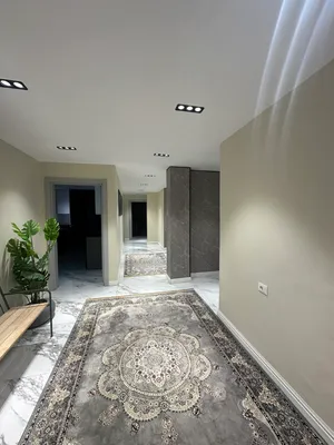شقه VIP مفروشه راقيه فرش جديد في بن عاشور الطابق الأول بلقرب من جزيرة القاديسة جميع الخدمات جنبك