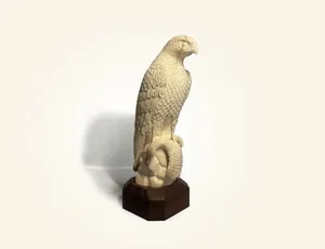 تمثال صقر إماراتي منحوت من عاج الماموث