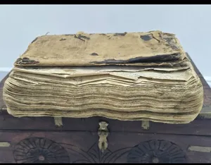 مصحف ضخم قديم جدا بخط اليد