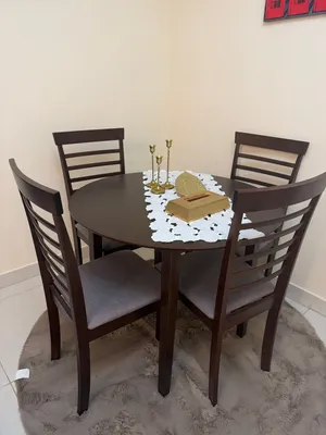طاولة طعام جديدة للبيع
