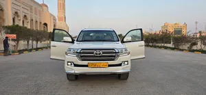 لاندكروزر خليجي أعلى مواصفات GXR V8 4.6 بدون حوادث نهائيا جديدة جدا كراسي كهرباء تشغيل عن بعد ج