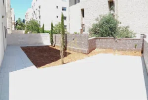 قرب مسجد الفيحاء في أجمل مناطق الشميساني شقة ارضية 215م لم تسكن / ref 1403