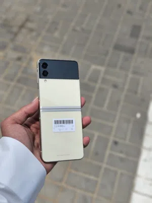 عرض خااص : Samsung Zflip 3 256gb هاتف نظيف جدا بحالة الوكالة بدون اي شموخ و بدون اي مشاكل مع ملحقاتة