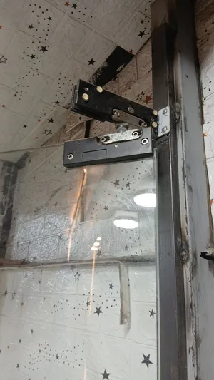وجهة زجاج سوكريت + باترينة زجاج والمونيوم للبيع