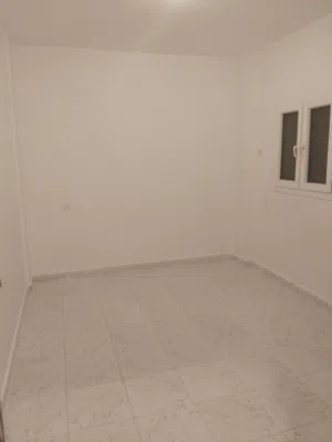 شقة صغيره نظيفة مطلوب عائلة صغيره لايوجد بلكون شبابيك فقط