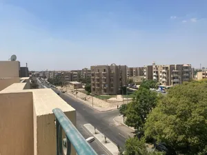 عمارة للبيع بالتجمع ما عدا شقة بالقرب من المطار موازي طريق السويس عقد اخضر مالك اصيل امام كمبوند حسن