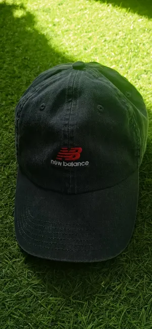 طاقية new balance أصلية جديده